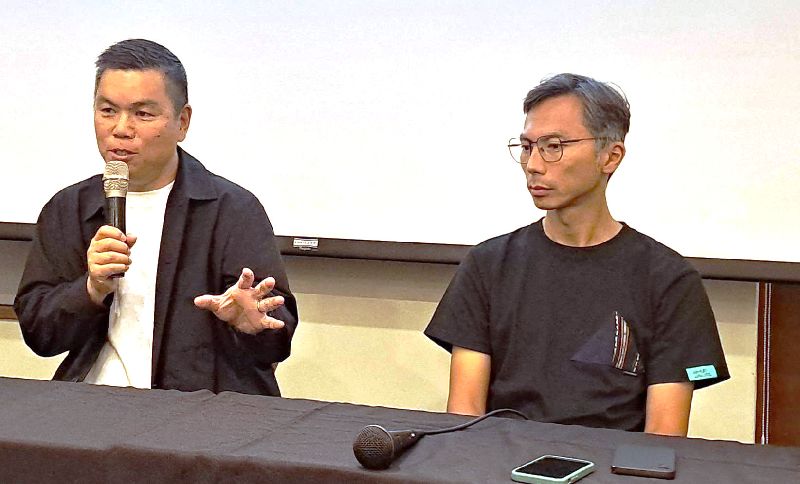 香港政治寓言電影「十年」導演之一的周冠威表示，拍攝這電影讓他「真真正正心靈上得到創作自由」。圖左為該片監製蔡廉明。（圖／中央社）