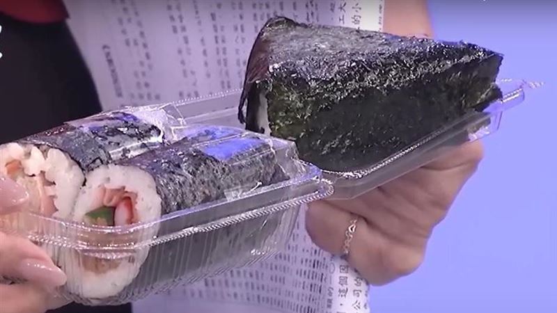 近日有網友在 Threads 分享，在超商遇見一名低收入戶的國中生弟弟，拿著肉鬆飯糰卻湊不出錢。（圖／資料庫）