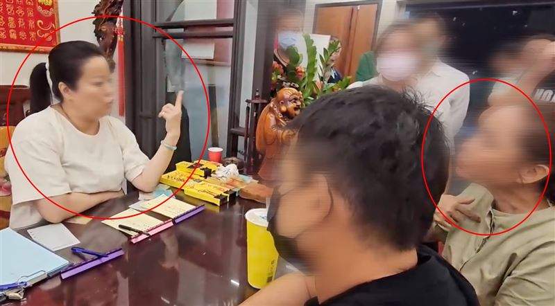 今年6月女代書（右）生前找母娘（左）24秒求救影片，女宮主態度強硬，手指代書斥責貪得無厭。（圖／民眾提供）