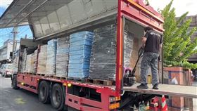 花蓮光復堰塞湖釀災，洪水重創當地，許多家庭生活受影響。荷馨國際公益團隊與蓮花普願志工團隊聯手送愛心，將總價值超過五十萬元的生活物資送抵花蓮復興鄉太巴塱基督長老教會，協助災民度過難關。