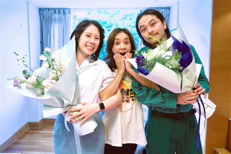 飾演雙鬼的爆花、楊銘威、陳意涵調皮做出驚嚇表情。（圖／文策院與四方四隅提供）
