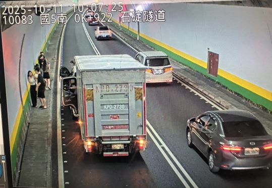 10時7分於國5北向0.8公里處發生2輛小客車及1小貨車追撞事故。（圖／公路局提供）
