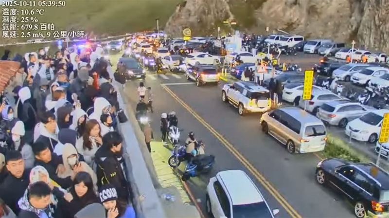 國慶連假第二天，合歡山武嶺亭人潮大爆滿，再現「武嶺早市」盛況。（圖／翻攝自YT台灣即時影像監視器）