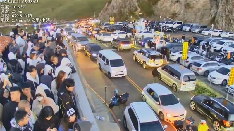 國慶連假第二天，合歡山武嶺亭人潮大爆滿，再現「武嶺早市」盛況。（圖／翻攝自YT台灣即時影像監視器）