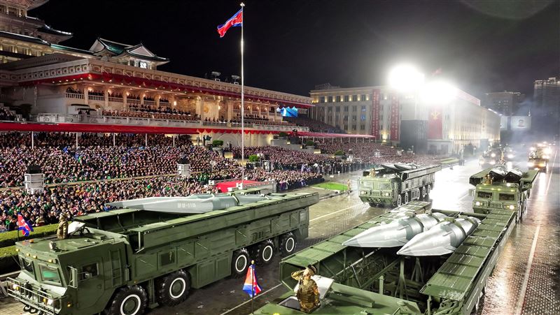 金正恩大秀北韓軍事力量。（圖／美聯社／達志影像）
