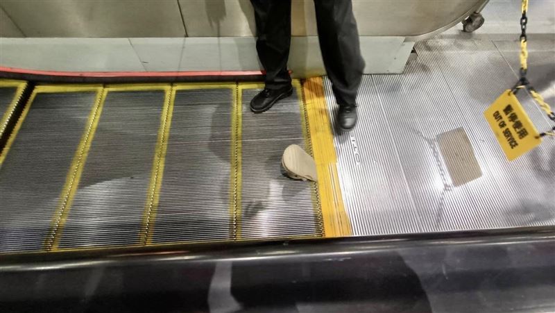 新北板橋區新埔捷運站，電扶梯被膠鞋卡住、導致故障晃動釀2傷。（圖／翻攝畫面）