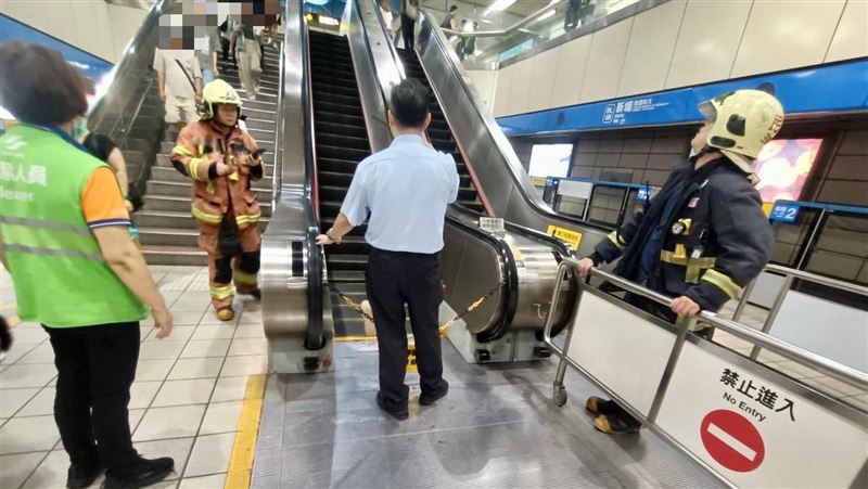 新北板橋區新埔捷運站，電扶梯被膠鞋卡住、導致故障晃動釀2傷。（圖／翻攝畫面）