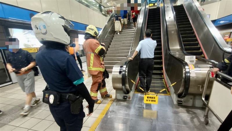 新北板橋區新埔捷運站，電扶梯被膠鞋卡住、導致故障晃動釀2傷。（圖／翻攝畫面）