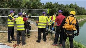 桃園,莊敬大池,浮屍,機車,相驗。（圖／翻攝畫面）