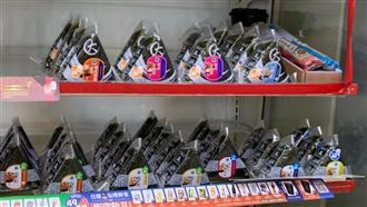 只差5元！弟弟羞愧離開　路人1舉暖爆全網