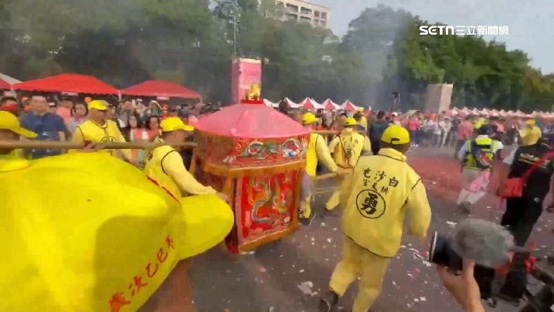 白沙屯媽祖「粉紅超跑」登場