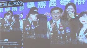 趙少康召開「正告大陸當局，不要介入國民黨主席選舉」記者會，播放AI變造郝龍斌跟柳采葳親吻影像（組合圖／翻攝畫面）