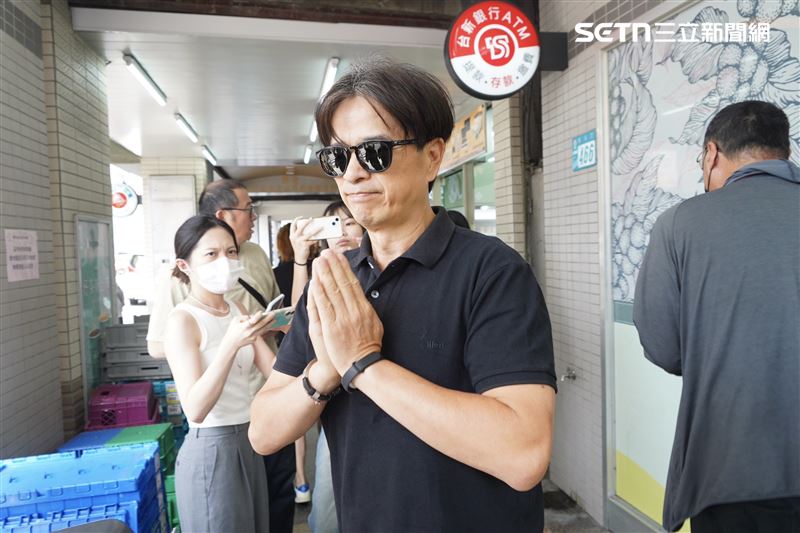 李興文低調現身顏正國靈堂。（圖／記者趙于瑩、鄭孟晃攝影）