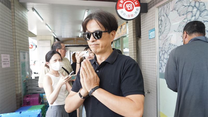 顏正國冥誕入殮！李千娜夫妻連4天現身