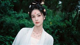 白鹿曬出在劇組的膠片美照。（圖／翻攝自微博）