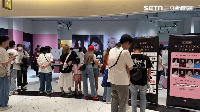 《BLACKPINK POP-UP IN TAIPEI》快閃店首日人潮就相當多。（圖／記者王培驊攝影）