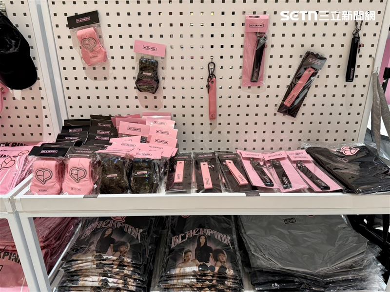 這一次BLACKPINK快閃店周邊品項相當豐富。（圖／記者王培驊攝影）