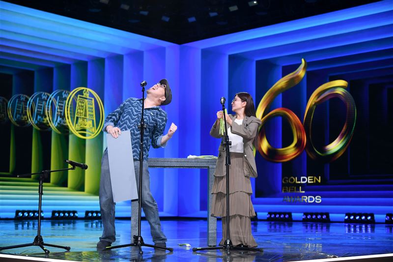 吳怡霈以芹菜模擬骨折聲，全場驚呼連連。（圖／三立提供）