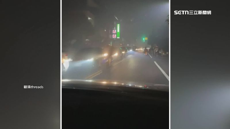民眾拍下道路宛如山路霧濛濛一片。（圖／翻攝自Threads）