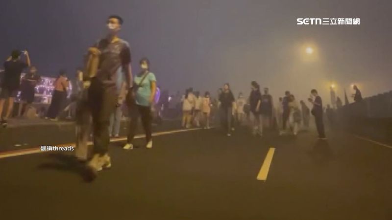 許多民眾直接站立在車道上拍照