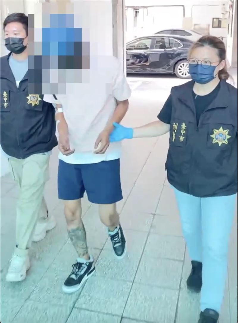劉嫌疑似因昏迷剛甦醒行動緩慢，由2名刑警攙扶。（圖／翻攝畫面）