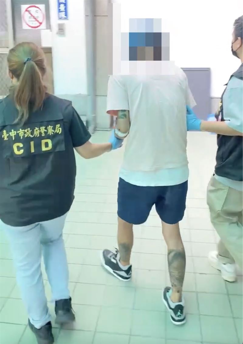 劉嫌由2名刑警攙扶移送。（圖／翻攝畫面）