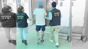 毒駕撞死茶行闆娘！BMW男「雙腳包腿」行動緩慢　2警攙扶移送