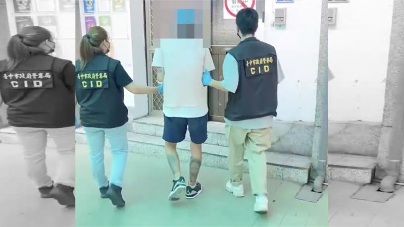 毒駕撞死茶行闆娘！BMW男「雙腳包腿」行動緩慢，2警攙扶移送。（翻攝畫面）