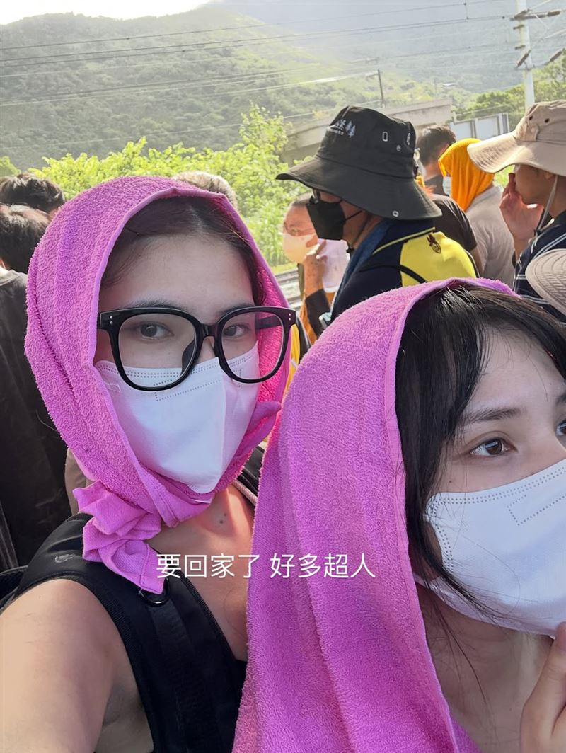 俐蓁（右）與好友黑黑（左）親赴花蓮災區。（圖／翻攝自俐蓁IG）