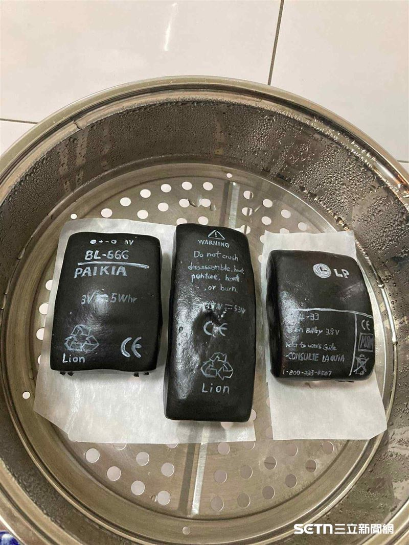 邱俊彥老師製作的電池造型饅頭極為逼真，不僅展現出他高超的創意與精湛技巧，更讓人驚嘆於他將日常物品巧妙轉化為藝術品的能力。（圖／受訪者提供）