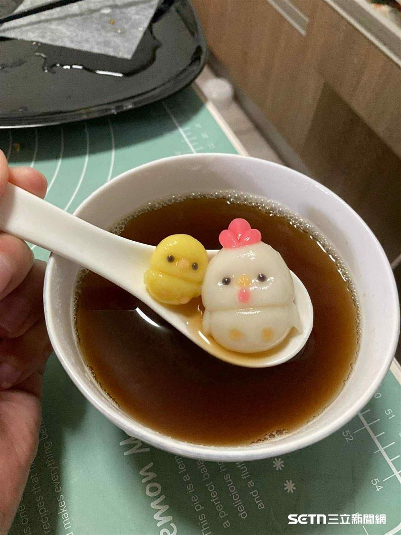 除了造型饅頭之外，造型湯圓對邱俊彥老師來說也是「小菜一碟」。照片中展示的，是他巧手捏製的可愛小雞造型湯圓，細緻的造型與生動的表情展現了他對細節的用心與精湛的手藝。（圖／受訪者授權提供）