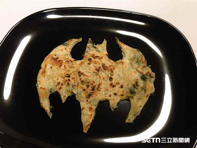 這是蔥油餅變成蝙蝠俠的作品，由此可見，邱俊彥老師的創作從不受限於材料或形式。無論是日常餐桌上的食物，還是生活中隨手可得的小物，在他手中都能化身為充滿故事感與幽默感的角色。（圖／受訪者提供）