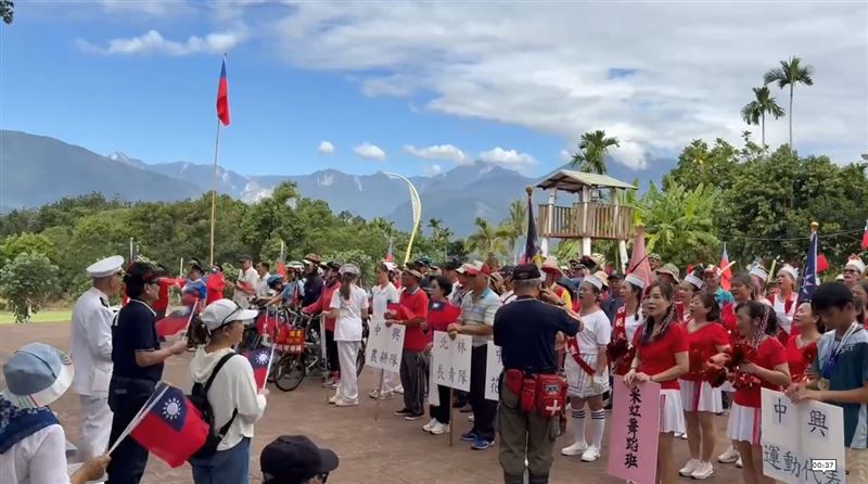不同於制式閱兵，這裡有的是原住民的創意與熱情：啦啦隊服飾、護士裝、軍警制服、傳統服飾，甚至有自行車隊跨區共襄盛舉！（圖／讀者魏征瑞提供）