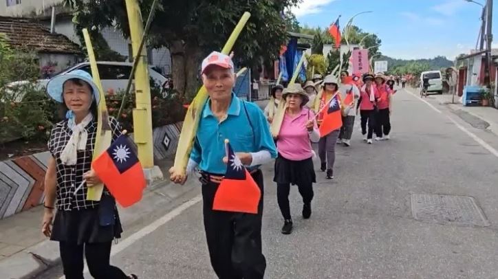 沒有真槍，就用香蕉梗代替步槍，幽默中帶著滿滿心意。（圖／讀者魏征瑞提供）