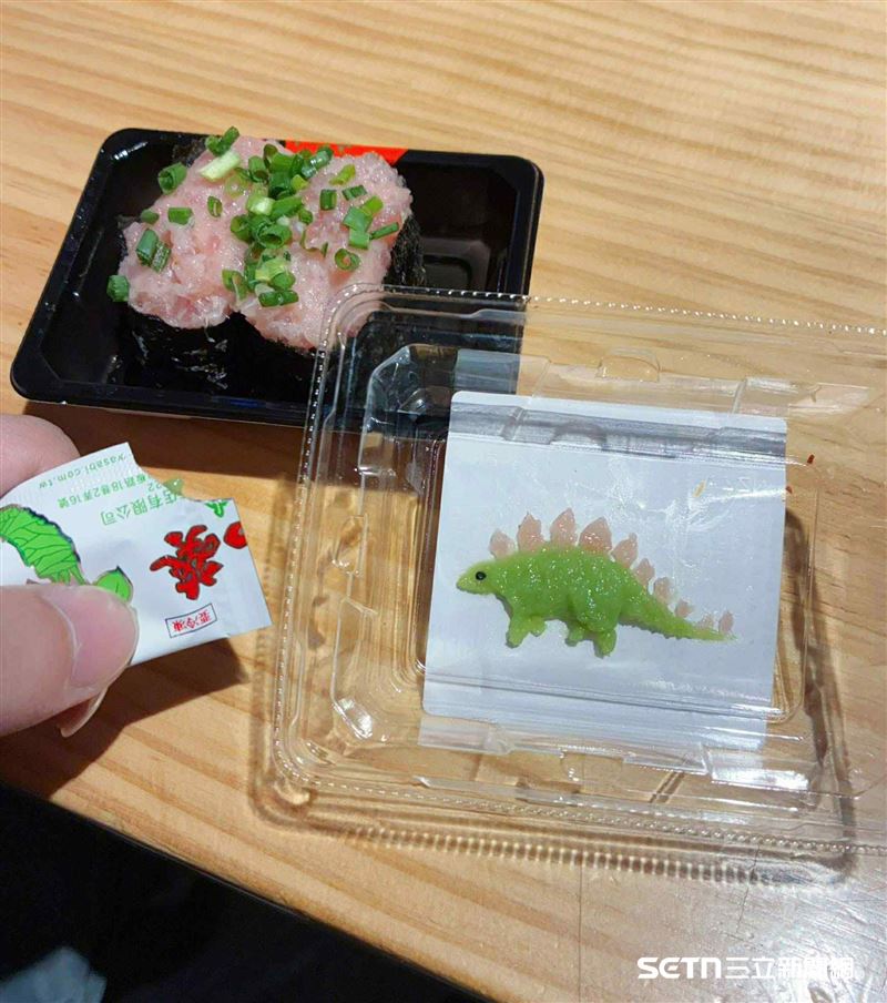 午餐吃完壽司後的邱俊彥老師，單憑鮪魚泥和芥末，就創造出一隻生動的「劍龍」，讓人看了讚嘆連連。（圖／受訪者提供）