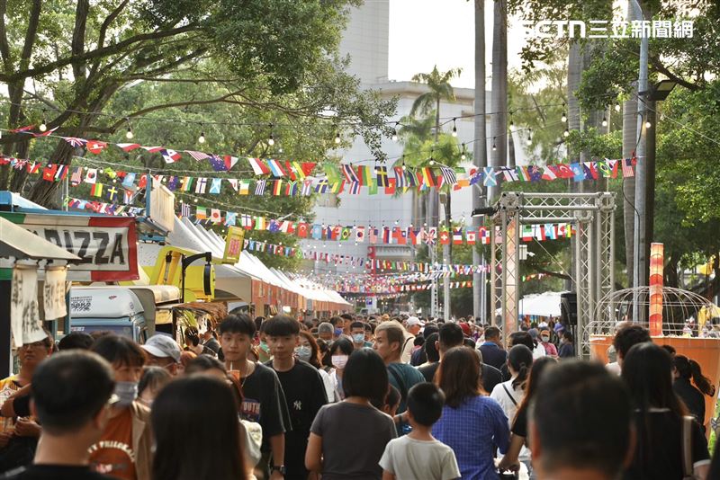 10月10日至12日在屏東公園盛大舉行「2025世界在屏東」異國市集，邀集超過13國、70攤以上特色攤位，將世界文化的精華濃縮在屏東。（圖／翻攝畫面）