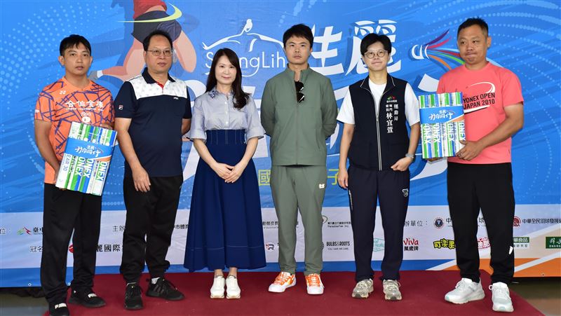 台中運動局林宜萱專委與生麗國際集團徐顧問送出全新比賽用球給南陽國小與南屯國小。（圖／主辦單位提供）