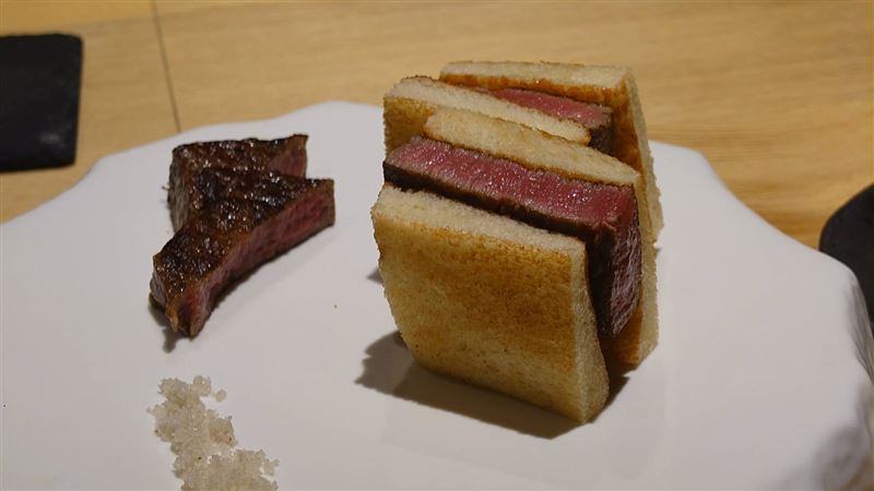 「夏多布里昂三明治」品嘗布里歐吐司包裹山形牛，佐台中獨有的東泉醬，吃得創意感。（圖／業者提供）