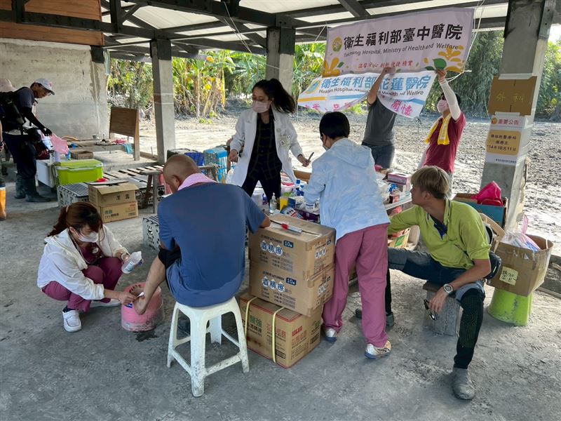 醫師柯昊錚與 2名護理師蕭子涵前往災區搭設醫療站。（圖／翻攝畫面）