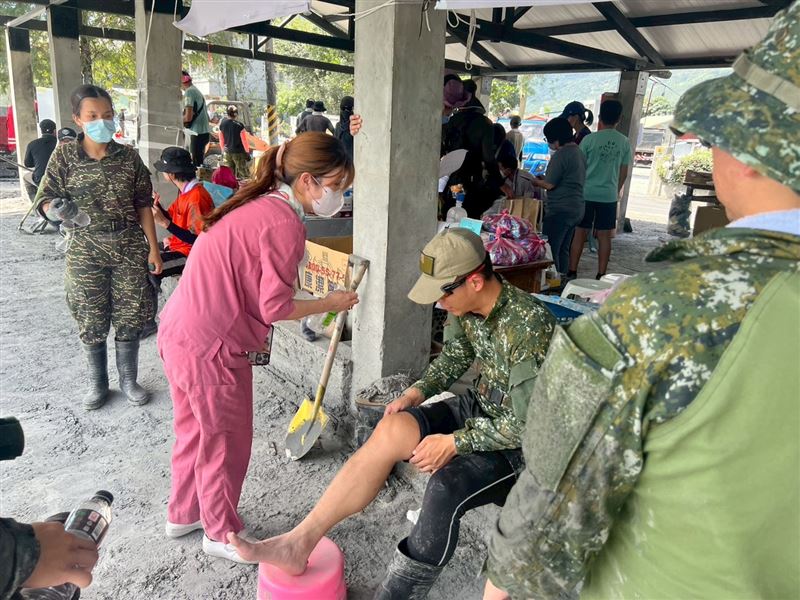 台中3正妹醫護為國軍治療傷口。（圖／翻攝畫面）