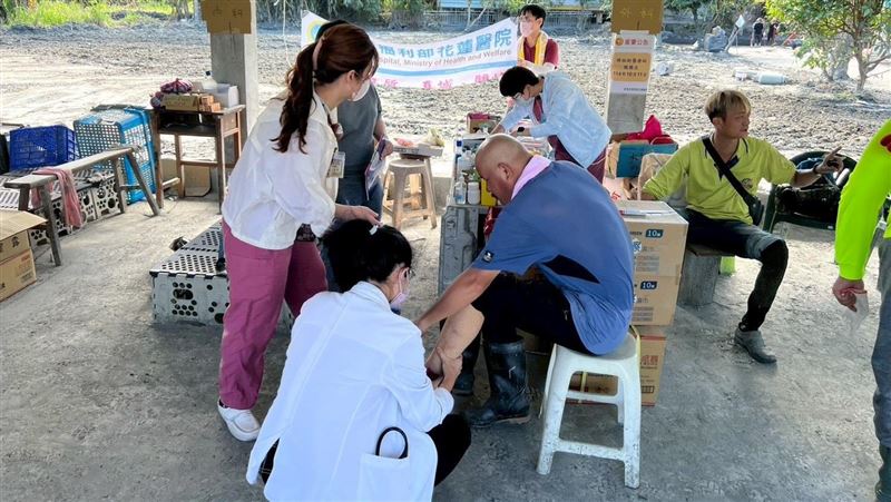 連假挺進花蓮！台中正妹醫護穿雨鞋救傷者