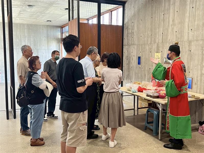 柯文哲與親友前往新竹大坪頂納骨堂祭拜父親。（圖／翻攝自柯文哲臉書）