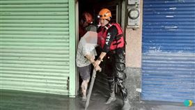 花蓮阿嬤喪子！與媳婦堅強撐家園顧2幼孫　新北特搜隊跨縣送暖