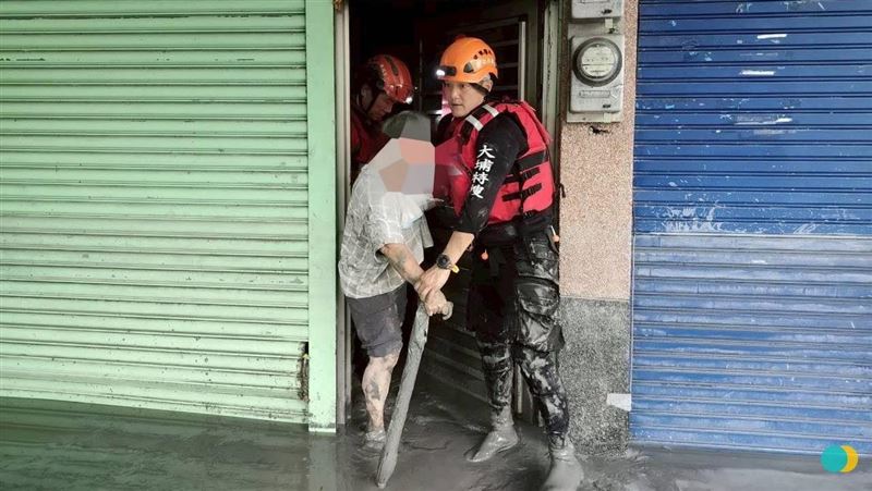 花蓮阿嬤顧2孫堅強撐家！特搜隊跨縣送暖