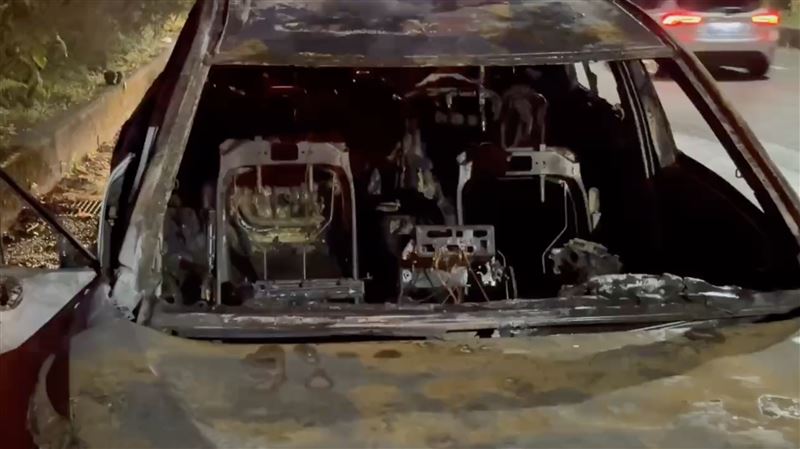 4高中生租車出遊，車輛突然竄出火舌燒毀。（圖／翻攝畫面）
