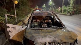 4高中生租車出遊！路人提醒「車頭在冒煙」　車輛陷火海燒成廢鐵