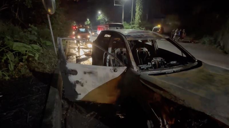 4高中生租車出遊，車輛因不明原因燒成廢鐵。（圖／翻攝畫面）