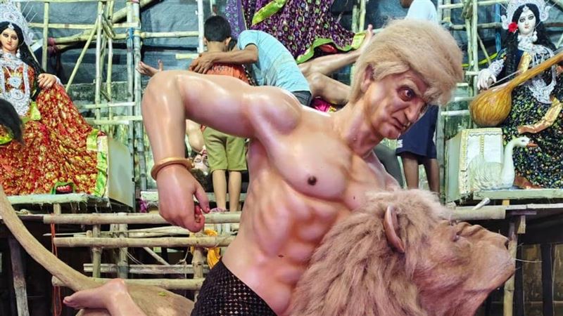 川普渾身肌肉，赤裸上身做勢攻擊女神的獅子。（圖／翻攝Ｘ）