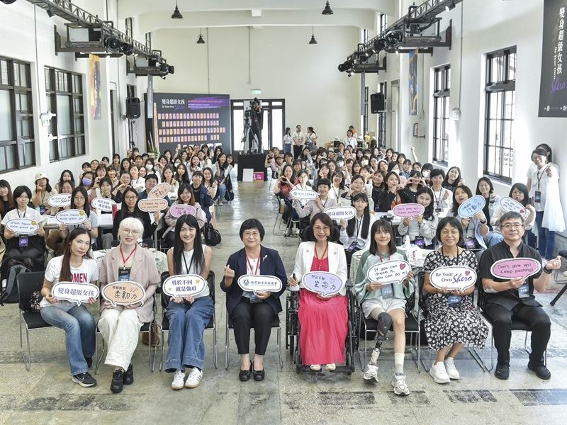 教育部青年發展署在10月11日「臺灣女孩日」，於瓶蓋工廠臺北製造所舉辦「變身超級女孩&mdash;歷屆女培學員交流分享會」，擔任上午場講師的基隆市社會處處長楊玉欣（右4）、國立清華大學同學沈利倩（右3）及青年署青諮委員鄭佩純（左2），與青年發展署署長陳雪玉（左4）、女培營學員合影。( 圖／主辦單位提供 )