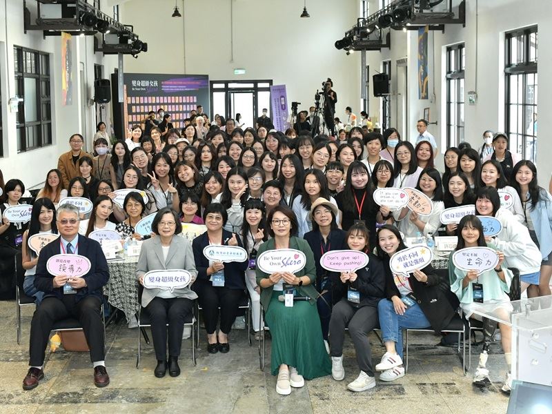 蔡英文前總統（前排左二）在「變身超級女孩&mdash;歷屆女培學員交流分享會」上，與上百名女培營學員互動熱絡。( 圖／主辦單位提供 )
